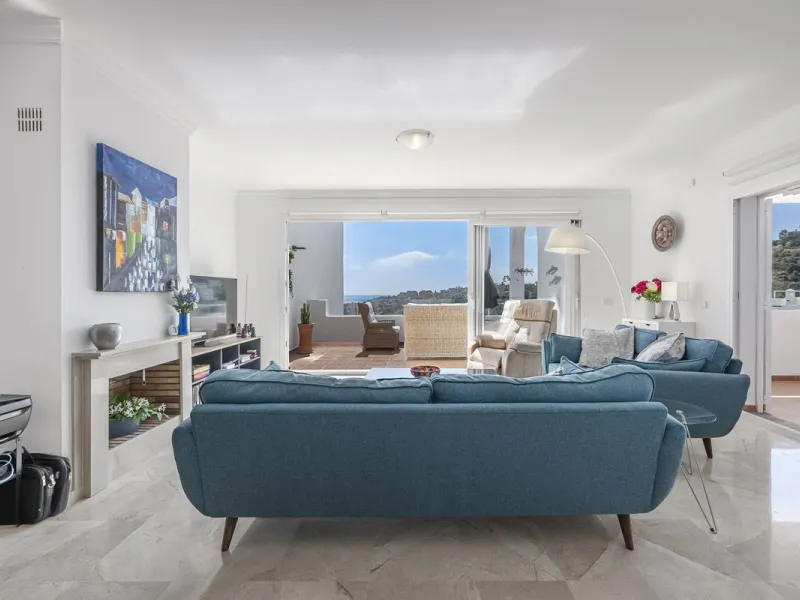 Sea views and 3 bedrooms is offering this exclusive apartment in Elviria Alta / La Mairena and enchants with breathtaking panoramic views over the sea and the mountains – a place where peace, nature, and the Mediterranean lifestyle blend in perfect harmon