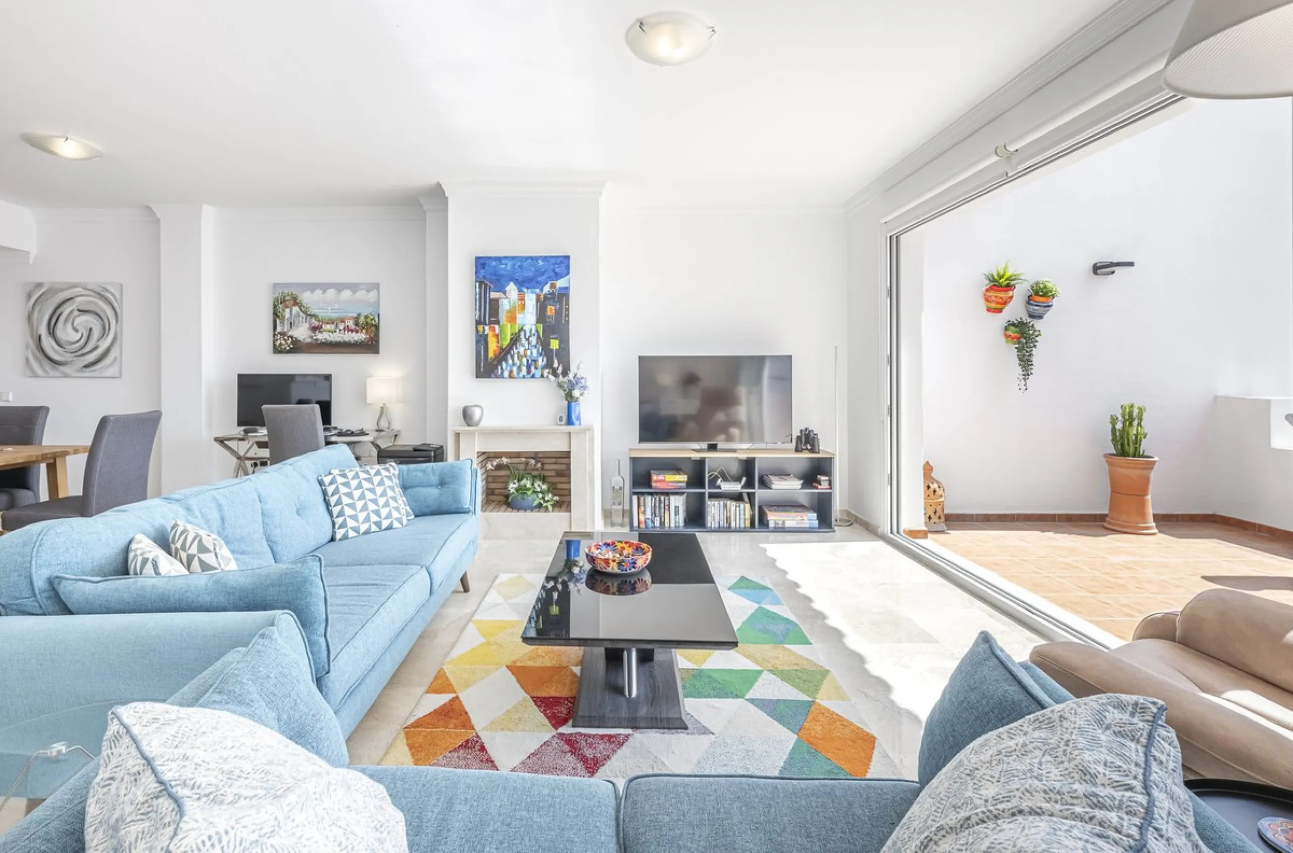 Sea views and 3 bedrooms is offering this exclusive apartment in Elviria Alta / La Mairena and enchants with breathtaking panoramic views over the sea and the mountains – a place where peace, nature, and the Mediterranean lifestyle blend in perfect harmon