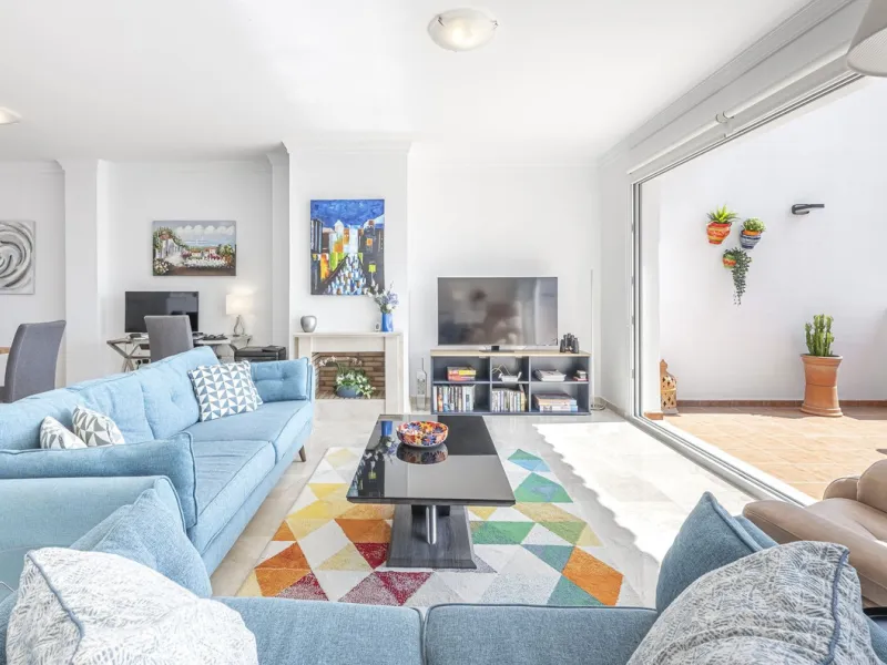 Sea views and 3 bedrooms is offering this exclusive apartment in Elviria Alta / La Mairena and enchants with breathtaking panoramic views over the sea and the mountains – a place where peace, nature, and the Mediterranean lifestyle blend in perfect harmon