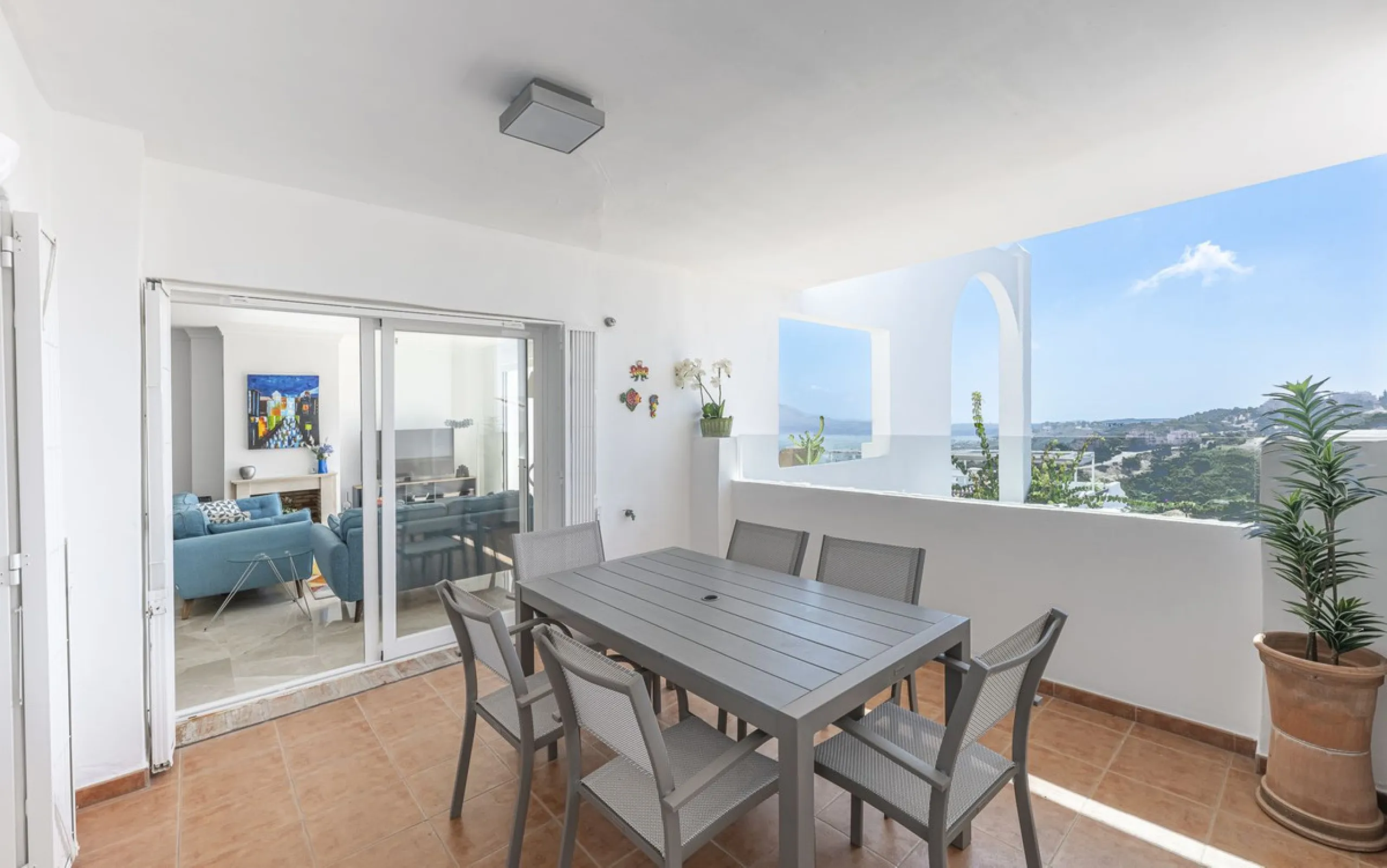 Sea views and 3 bedrooms is offering this exclusive apartment in Elviria Alta / La Mairena and enchants with breathtaking panoramic views over the sea and the mountains – a place where peace, nature, and the Mediterranean lifestyle blend in perfect harmon