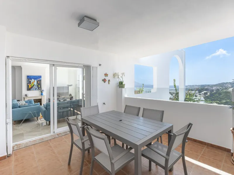 Sea views and 3 bedrooms is offering this exclusive apartment in Elviria Alta / La Mairena and enchants with breathtaking panoramic views over the sea and the mountains – a place where peace, nature, and the Mediterranean lifestyle blend in perfect harmon