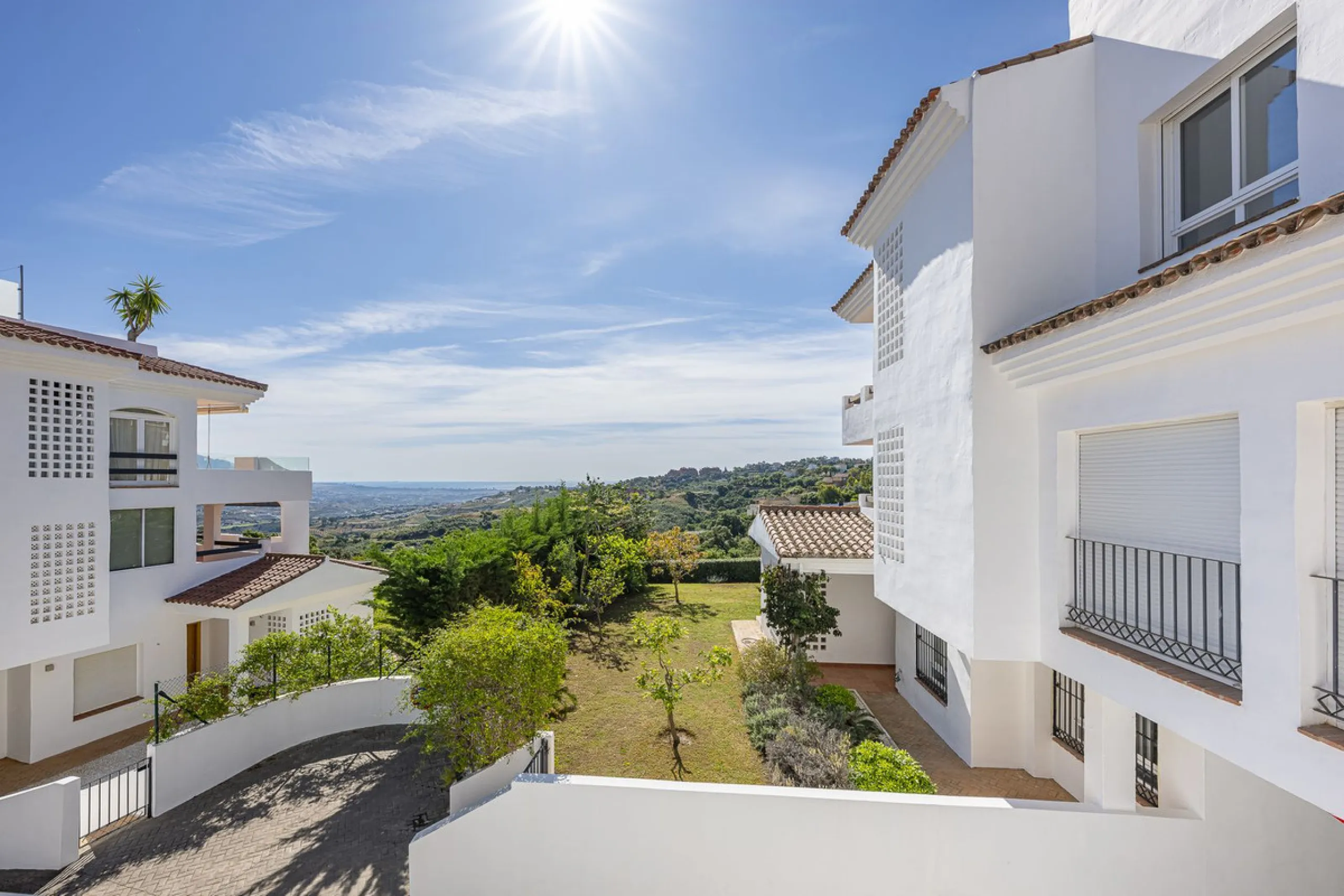 Sea views and 3 bedrooms is offering this exclusive apartment in Elviria Alta / La Mairena and enchants with breathtaking panoramic views over the sea and the mountains – a place where peace, nature, and the Mediterranean lifestyle blend in perfect harmon