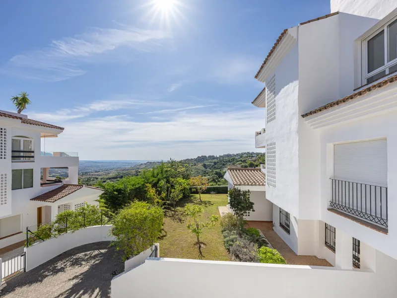 Sea views and 3 bedrooms is offering this exclusive apartment in Elviria Alta / La Mairena and enchants with breathtaking panoramic views over the sea and the mountains – a place where peace, nature, and the Mediterranean lifestyle blend in perfect harmon