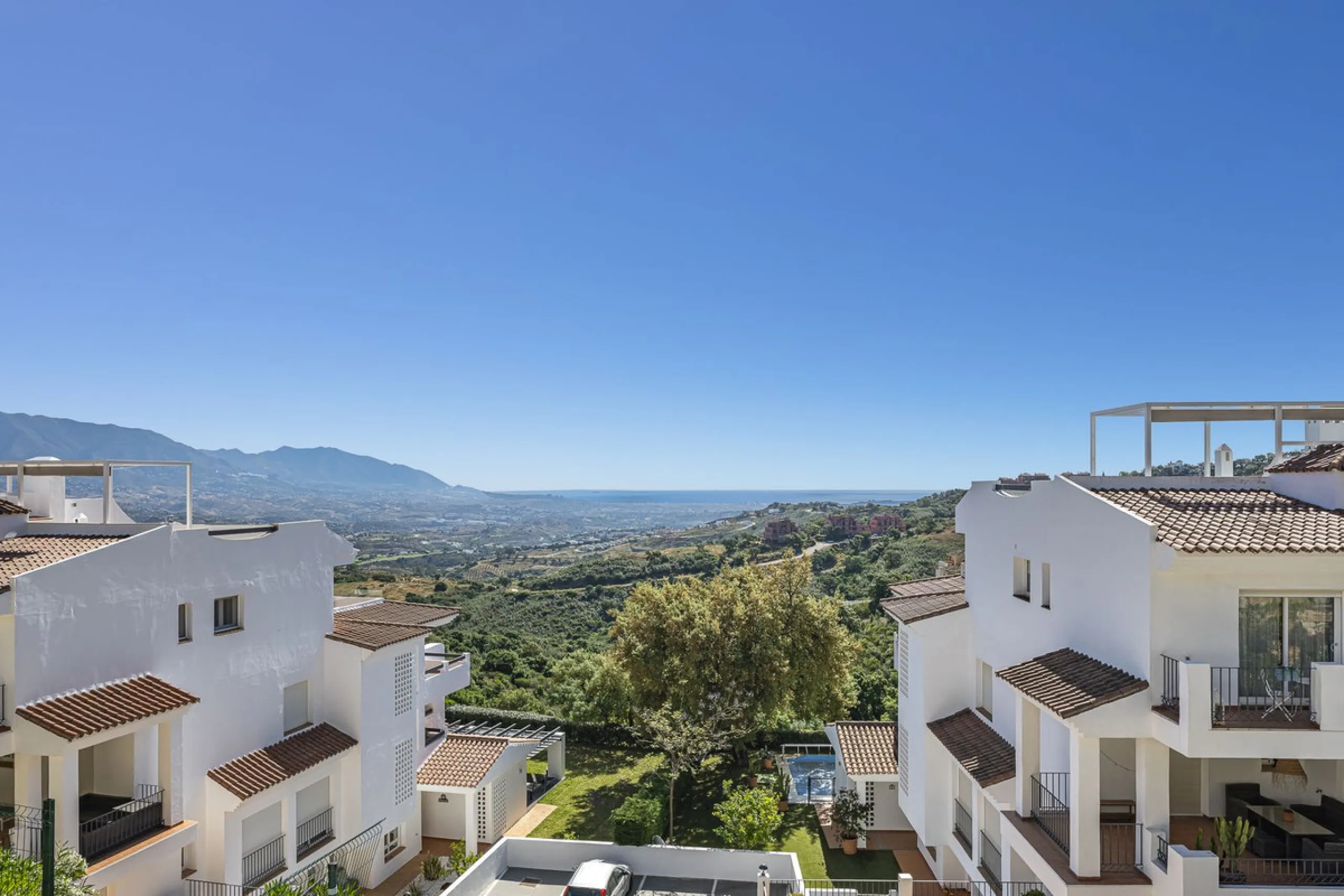 Sea views and 3 bedrooms is offering this exclusive apartment in Elviria Alta / La Mairena and enchants with breathtaking panoramic views over the sea and the mountains – a place where peace, nature, and the Mediterranean lifestyle blend in perfect harmon