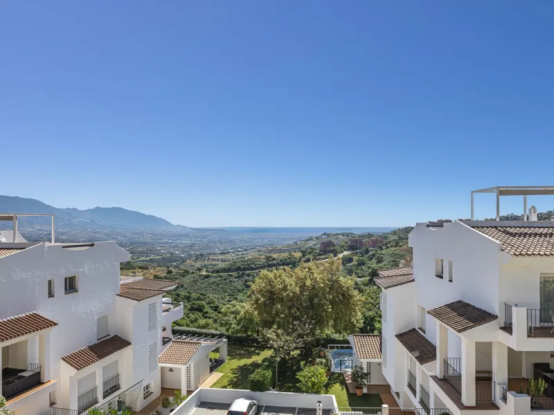 Sea views and 3 bedrooms is offering this exclusive apartment in Elviria Alta / La Mairena and enchants with breathtaking panoramic views over the sea and the mountains – a place where peace, nature, and the Mediterranean lifestyle blend in perfect harmon