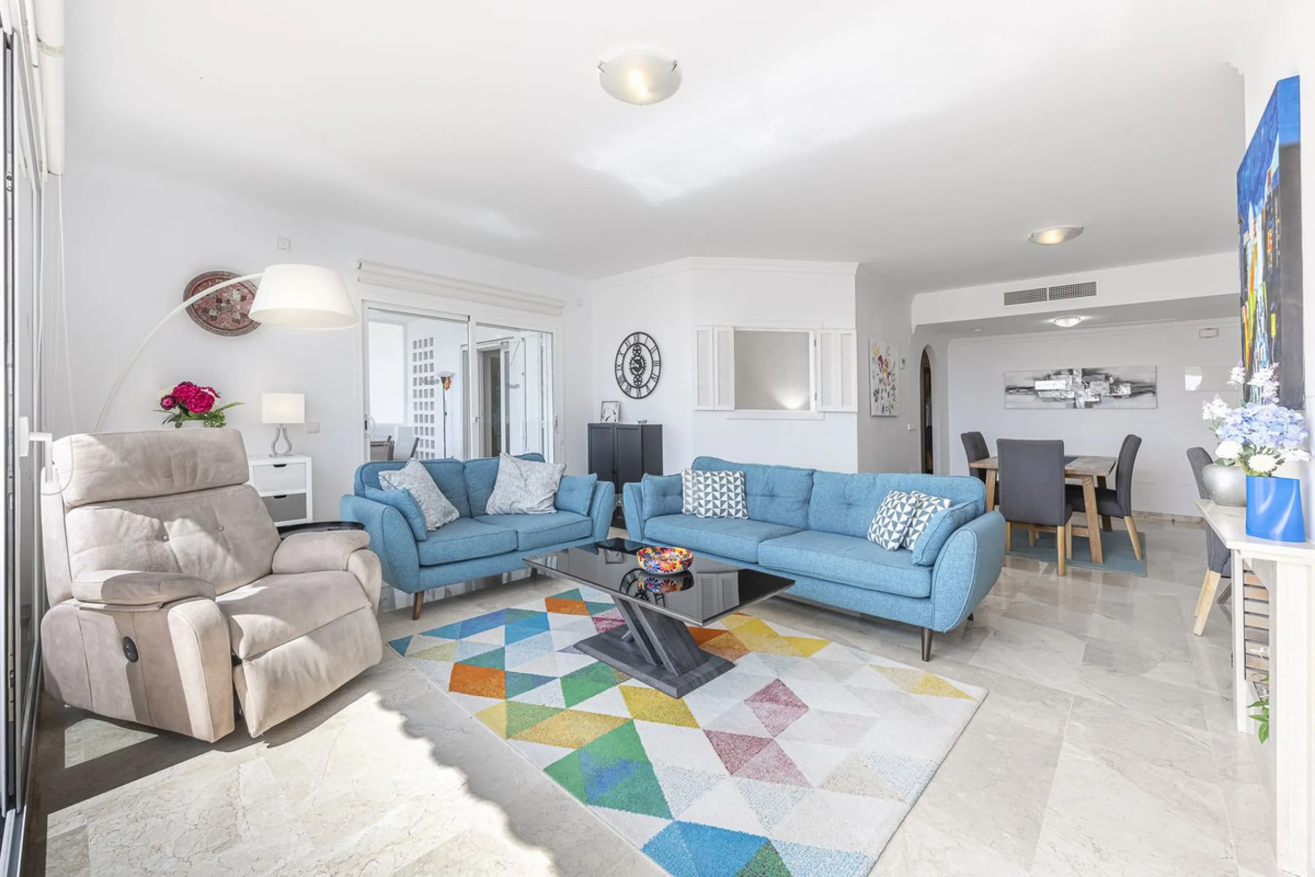 Sea views and 3 bedrooms is offering this exclusive apartment in Elviria Alta / La Mairena and enchants with breathtaking panoramic views over the sea and the mountains – a place where peace, nature, and the Mediterranean lifestyle blend in perfect harmon