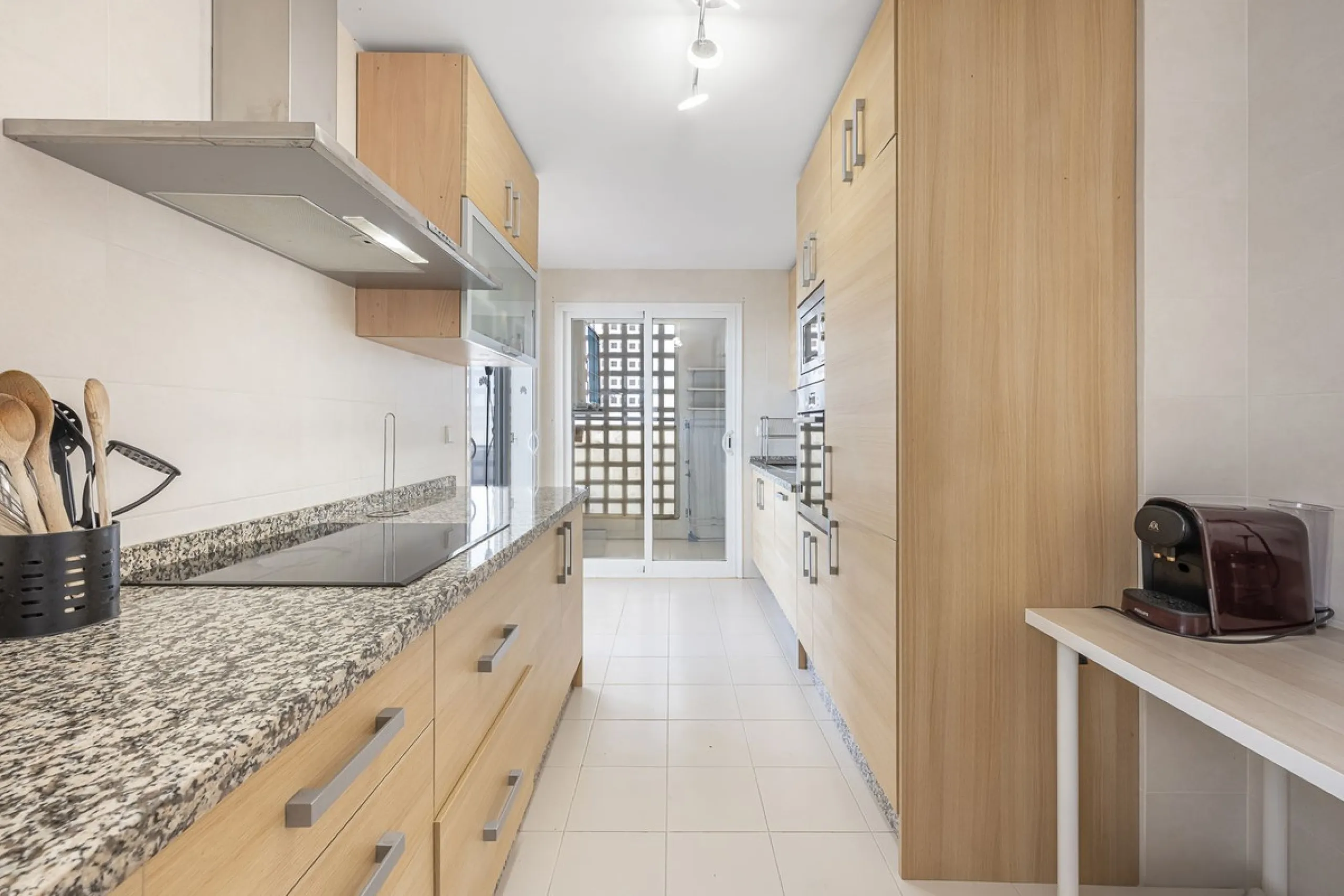 Sea views and 3 bedrooms is offering this exclusive apartment in Elviria Alta / La Mairena and enchants with breathtaking panoramic views over the sea and the mountains – a place where peace, nature, and the Mediterranean lifestyle blend in perfect harmon