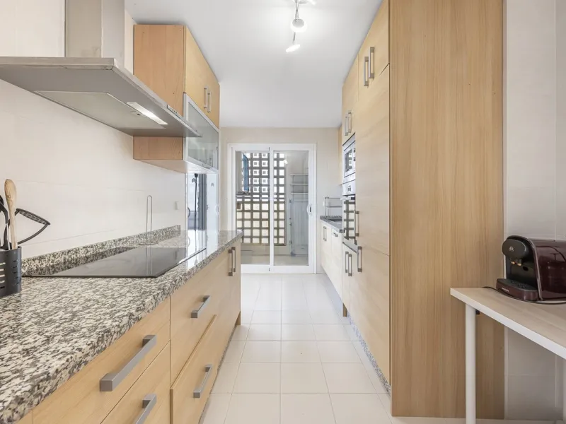 Sea views and 3 bedrooms is offering this exclusive apartment in Elviria Alta / La Mairena and enchants with breathtaking panoramic views over the sea and the mountains – a place where peace, nature, and the Mediterranean lifestyle blend in perfect harmon