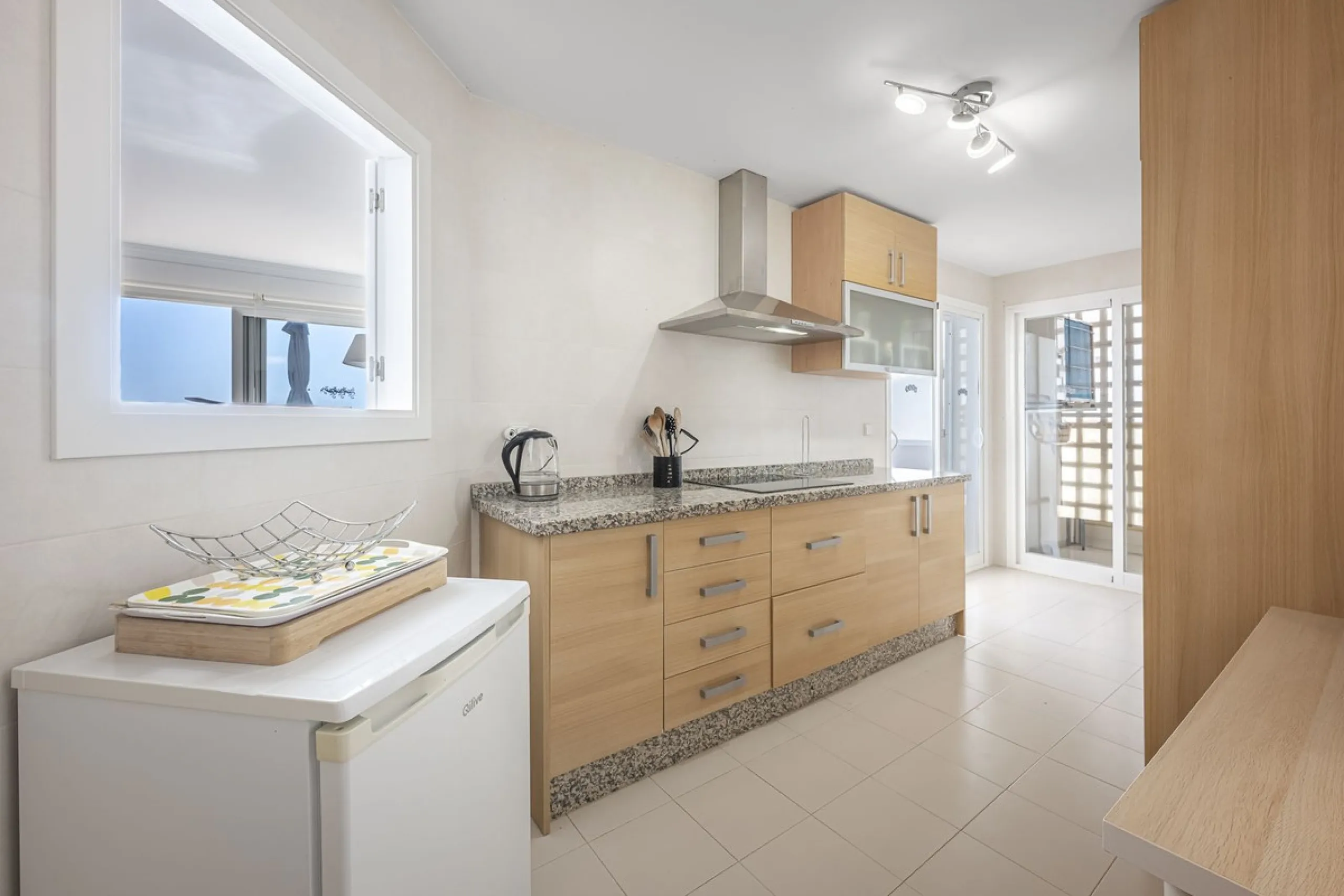 Sea views and 3 bedrooms is offering this exclusive apartment in Elviria Alta / La Mairena and enchants with breathtaking panoramic views over the sea and the mountains – a place where peace, nature, and the Mediterranean lifestyle blend in perfect harmon