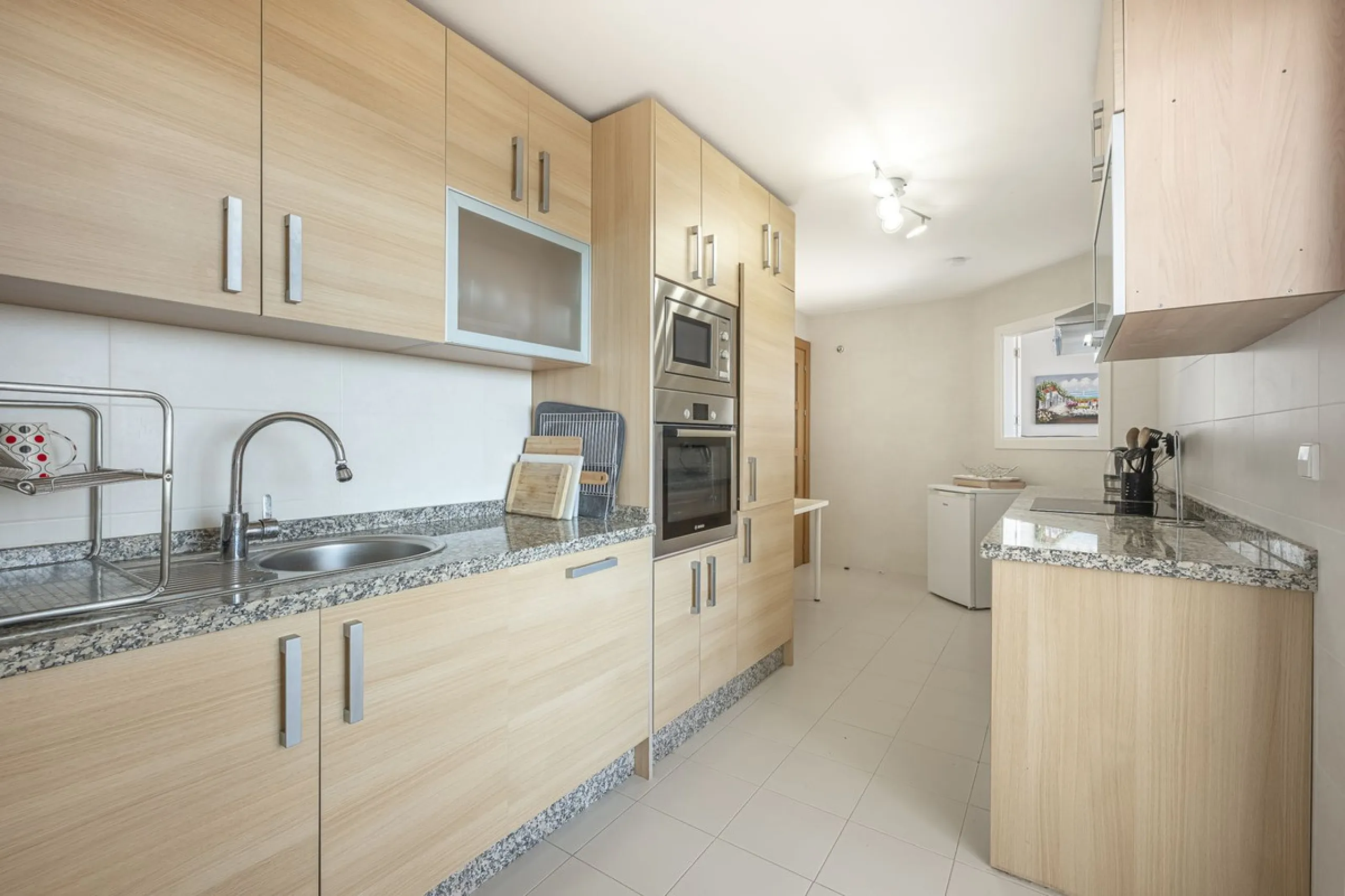 Sea views and 3 bedrooms is offering this exclusive apartment in Elviria Alta / La Mairena and enchants with breathtaking panoramic views over the sea and the mountains – a place where peace, nature, and the Mediterranean lifestyle blend in perfect harmon