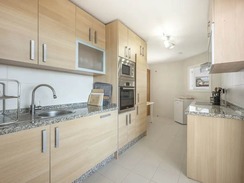 Sea views and 3 bedrooms is offering this exclusive apartment in Elviria Alta / La Mairena and enchants with breathtaking panoramic views over the sea and the mountains – a place where peace, nature, and the Mediterranean lifestyle blend in perfect harmon