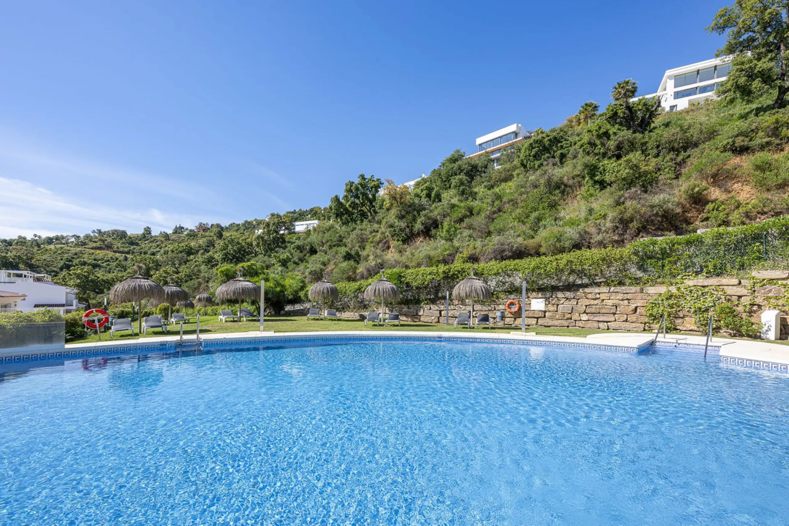 Sea views and 3 bedrooms is offering this exclusive apartment in Elviria Alta / La Mairena and enchants with breathtaking panoramic views over the sea and the mountains – a place where peace, nature, and the Mediterranean lifestyle blend in perfect harmon