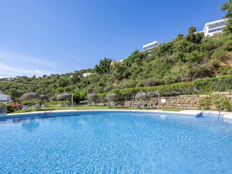 Sea views and 3 bedrooms is offering this exclusive apartment in Elviria Alta / La Mairena and enchants with breathtaking panoramic views over the sea and the mountains – a place where peace, nature, and the Mediterranean lifestyle blend in perfect harmon