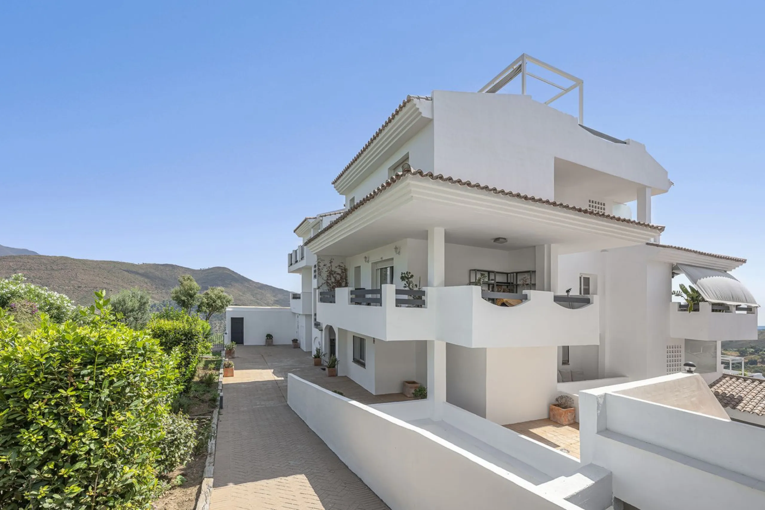 Sea views and 3 bedrooms is offering this exclusive apartment in Elviria Alta / La Mairena and enchants with breathtaking panoramic views over the sea and the mountains – a place where peace, nature, and the Mediterranean lifestyle blend in perfect harmon