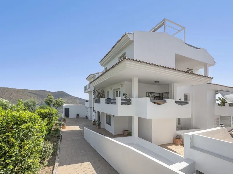 Sea views and 3 bedrooms is offering this exclusive apartment in Elviria Alta / La Mairena and enchants with breathtaking panoramic views over the sea and the mountains – a place where peace, nature, and the Mediterranean lifestyle blend in perfect harmon