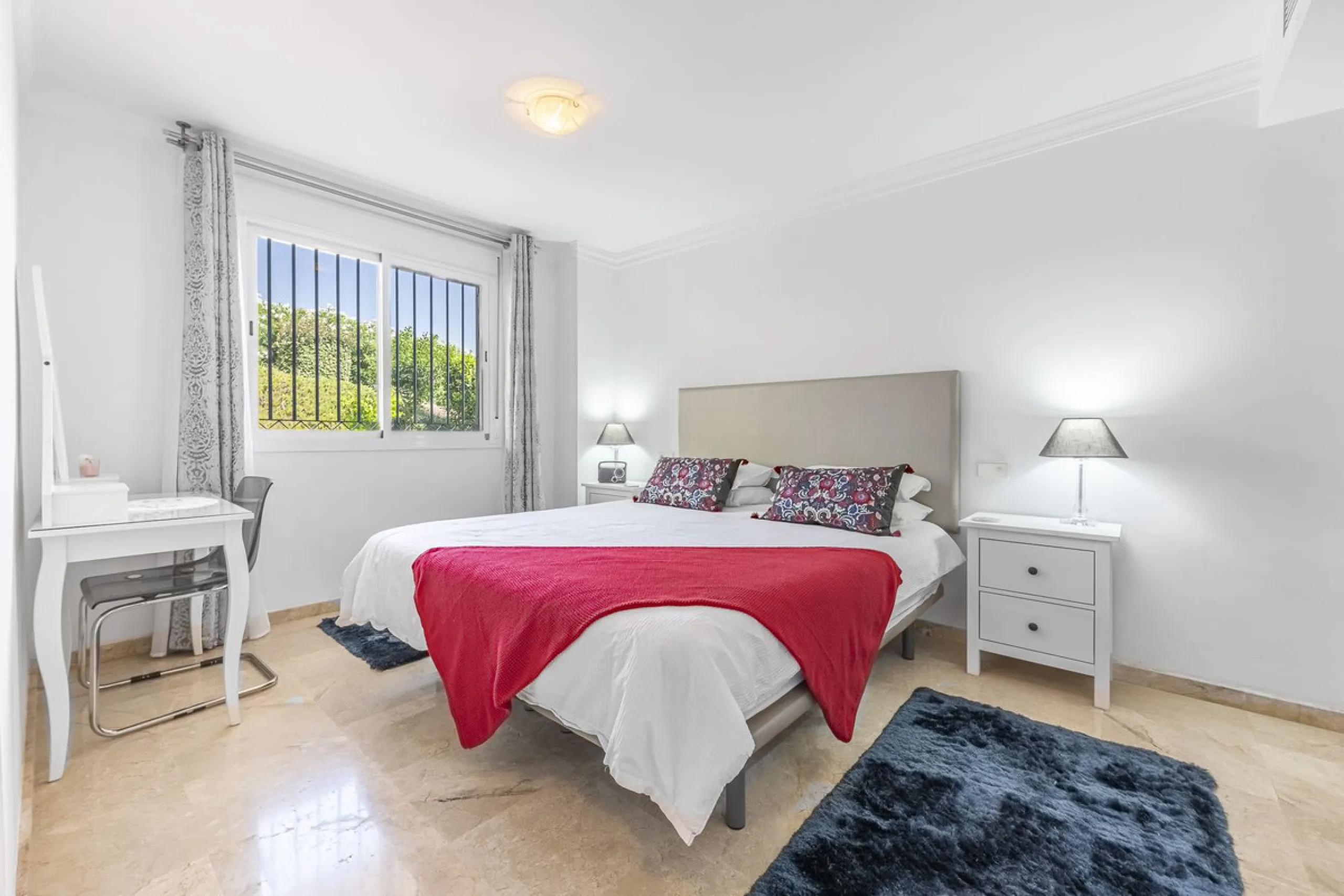 Sea views and 3 bedrooms is offering this exclusive apartment in Elviria Alta / La Mairena and enchants with breathtaking panoramic views over the sea and the mountains – a place where peace, nature, and the Mediterranean lifestyle blend in perfect harmon
