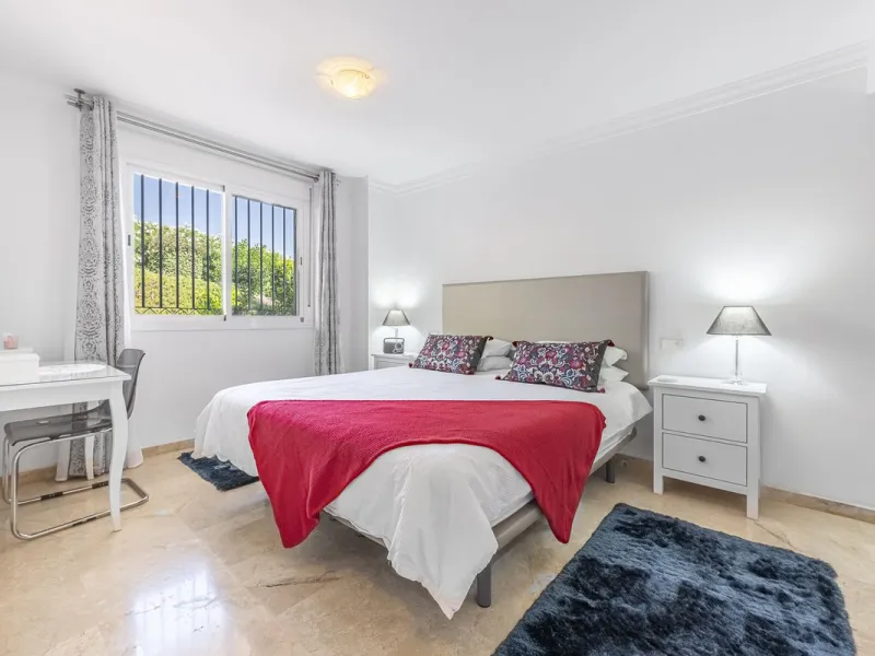 Sea views and 3 bedrooms is offering this exclusive apartment in Elviria Alta / La Mairena and enchants with breathtaking panoramic views over the sea and the mountains – a place where peace, nature, and the Mediterranean lifestyle blend in perfect harmon