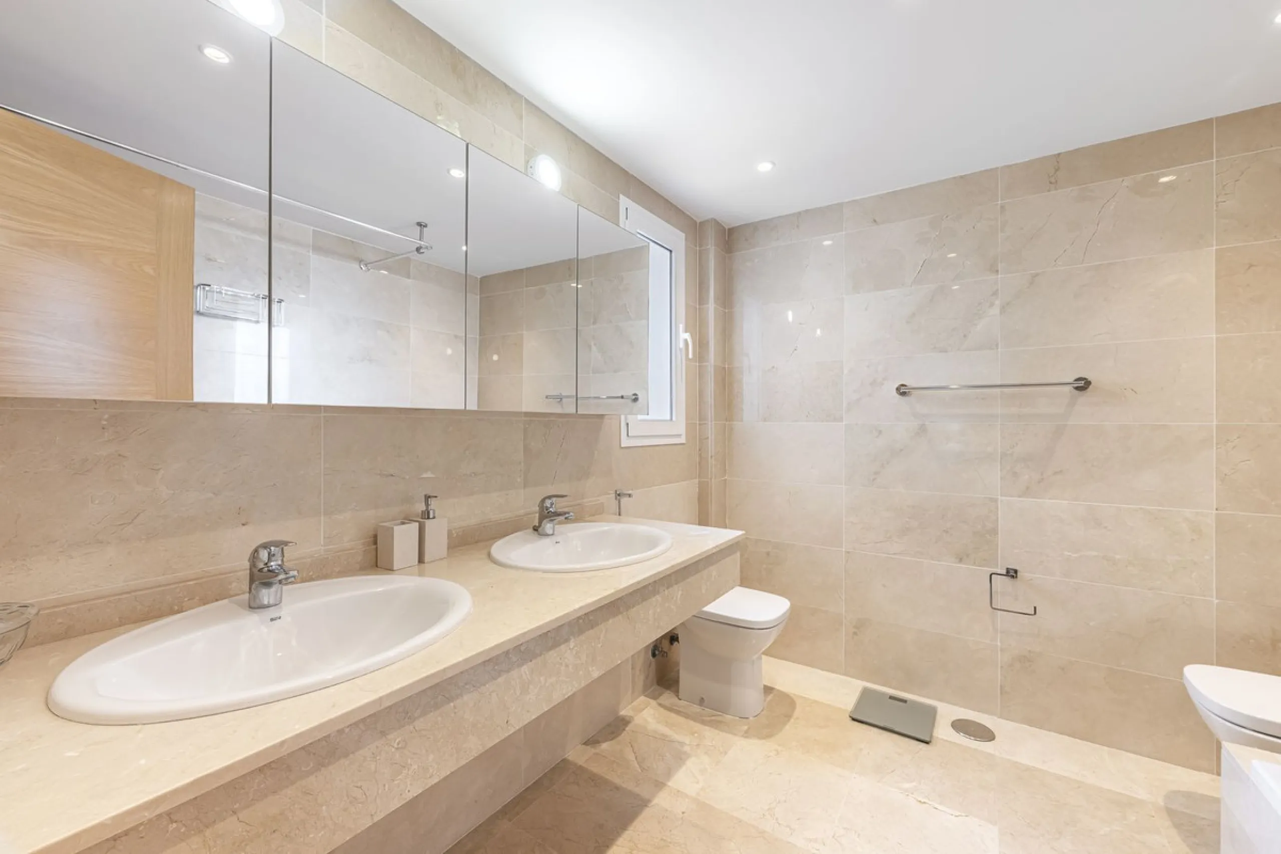 Sea views and 3 bedrooms is offering this exclusive apartment in Elviria Alta / La Mairena and enchants with breathtaking panoramic views over the sea and the mountains – a place where peace, nature, and the Mediterranean lifestyle blend in perfect harmon