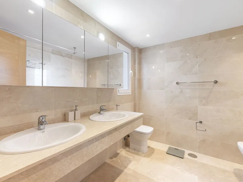 Sea views and 3 bedrooms is offering this exclusive apartment in Elviria Alta / La Mairena and enchants with breathtaking panoramic views over the sea and the mountains – a place where peace, nature, and the Mediterranean lifestyle blend in perfect harmon