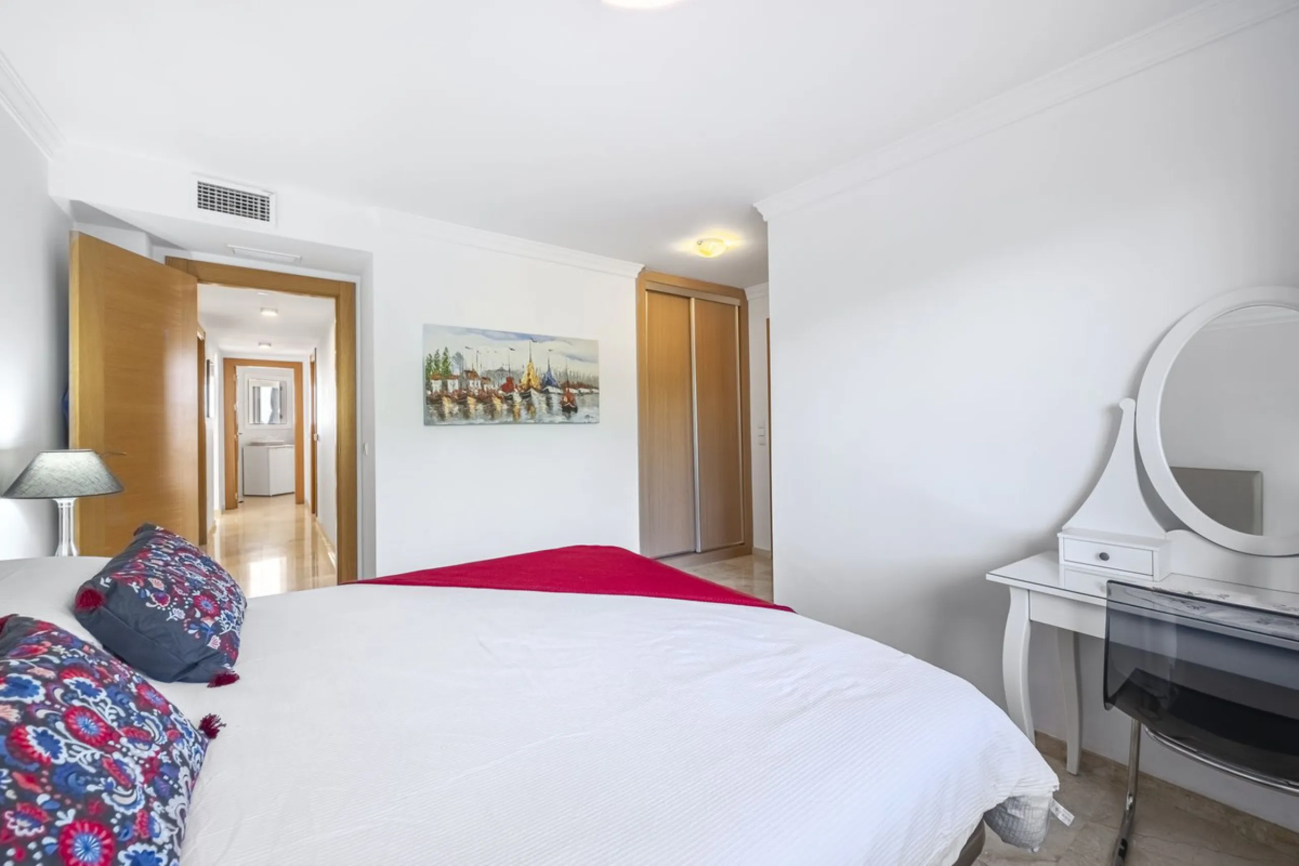 Sea views and 3 bedrooms is offering this exclusive apartment in Elviria Alta / La Mairena and enchants with breathtaking panoramic views over the sea and the mountains – a place where peace, nature, and the Mediterranean lifestyle blend in perfect harmon
