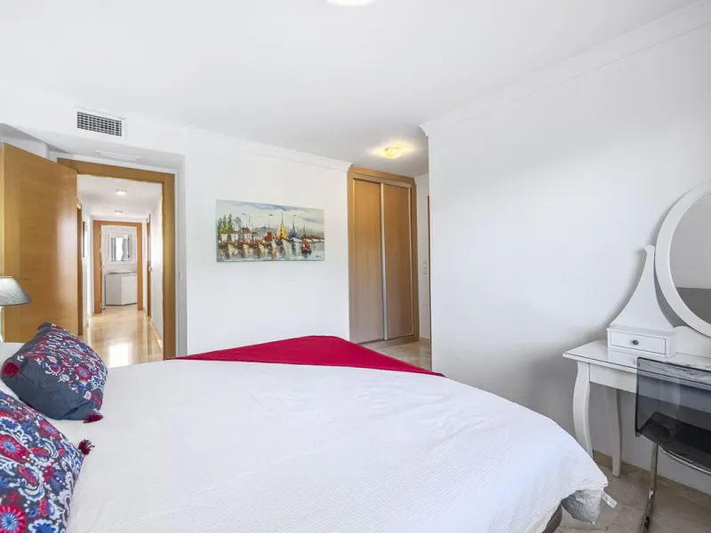 Sea views and 3 bedrooms is offering this exclusive apartment in Elviria Alta / La Mairena and enchants with breathtaking panoramic views over the sea and the mountains – a place where peace, nature, and the Mediterranean lifestyle blend in perfect harmon