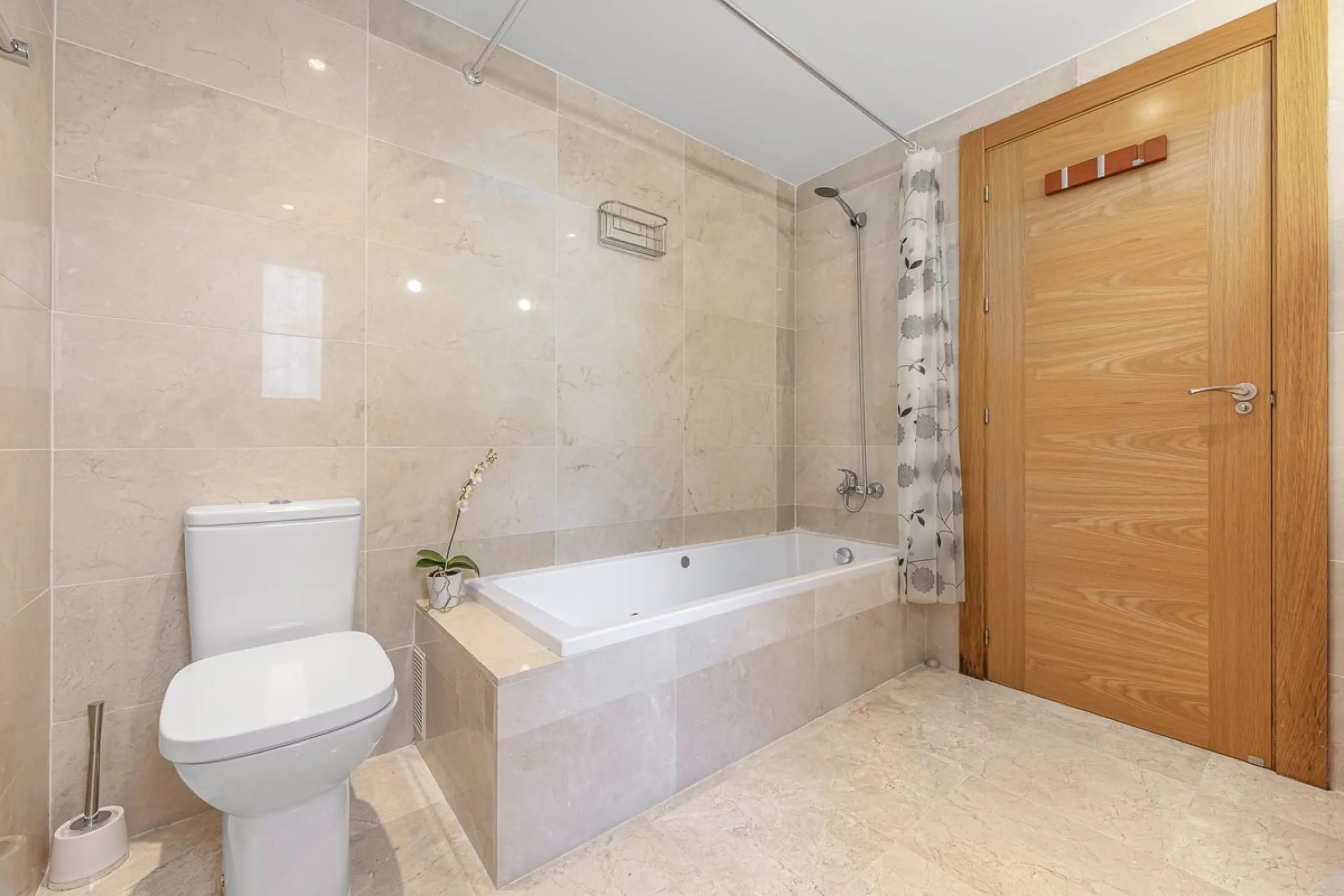 Sea views and 3 bedrooms is offering this exclusive apartment in Elviria Alta / La Mairena and enchants with breathtaking panoramic views over the sea and the mountains – a place where peace, nature, and the Mediterranean lifestyle blend in perfect harmon