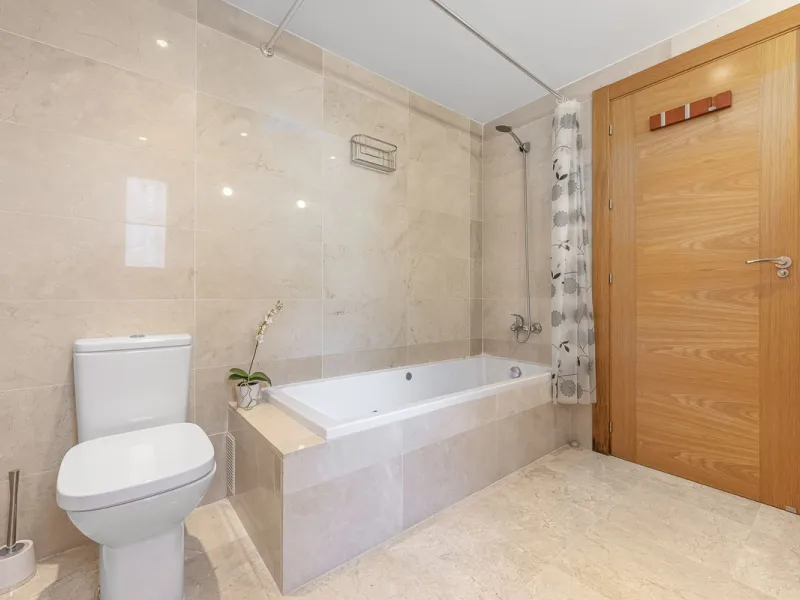 Sea views and 3 bedrooms is offering this exclusive apartment in Elviria Alta / La Mairena and enchants with breathtaking panoramic views over the sea and the mountains – a place where peace, nature, and the Mediterranean lifestyle blend in perfect harmon