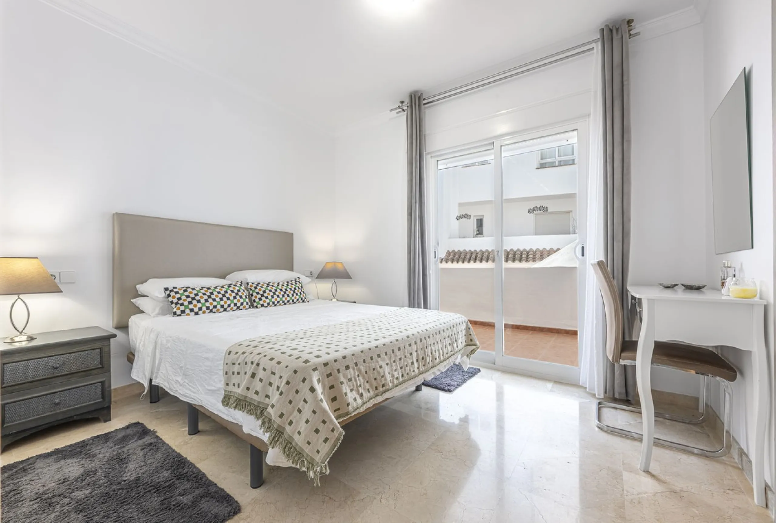 Sea views and 3 bedrooms is offering this exclusive apartment in Elviria Alta / La Mairena and enchants with breathtaking panoramic views over the sea and the mountains – a place where peace, nature, and the Mediterranean lifestyle blend in perfect harmon