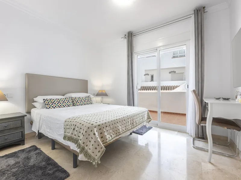 Sea views and 3 bedrooms is offering this exclusive apartment in Elviria Alta / La Mairena and enchants with breathtaking panoramic views over the sea and the mountains – a place where peace, nature, and the Mediterranean lifestyle blend in perfect harmon
