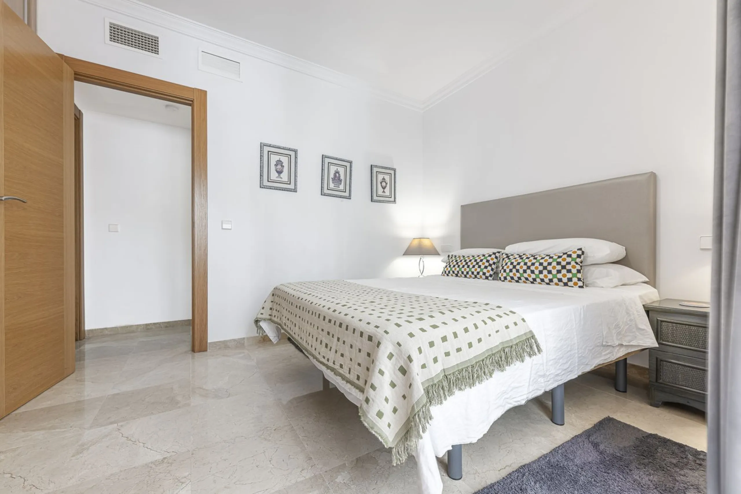 Sea views and 3 bedrooms is offering this exclusive apartment in Elviria Alta / La Mairena and enchants with breathtaking panoramic views over the sea and the mountains – a place where peace, nature, and the Mediterranean lifestyle blend in perfect harmon