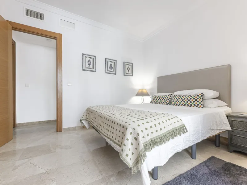 Sea views and 3 bedrooms is offering this exclusive apartment in Elviria Alta / La Mairena and enchants with breathtaking panoramic views over the sea and the mountains – a place where peace, nature, and the Mediterranean lifestyle blend in perfect harmon