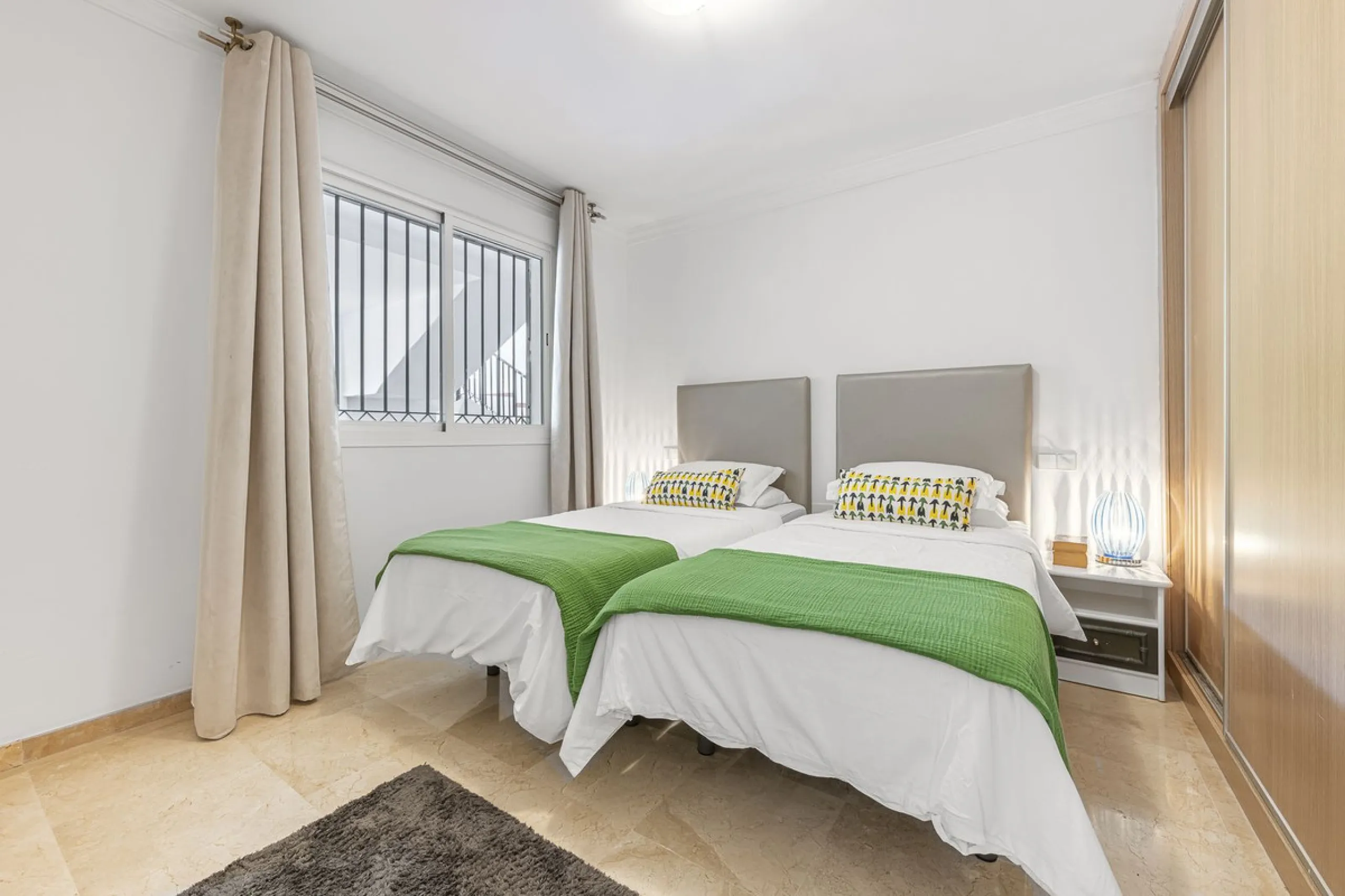 Sea views and 3 bedrooms is offering this exclusive apartment in Elviria Alta / La Mairena and enchants with breathtaking panoramic views over the sea and the mountains – a place where peace, nature, and the Mediterranean lifestyle blend in perfect harmon