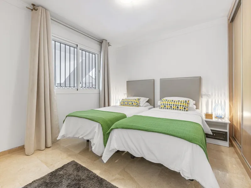 Sea views and 3 bedrooms is offering this exclusive apartment in Elviria Alta / La Mairena and enchants with breathtaking panoramic views over the sea and the mountains – a place where peace, nature, and the Mediterranean lifestyle blend in perfect harmon