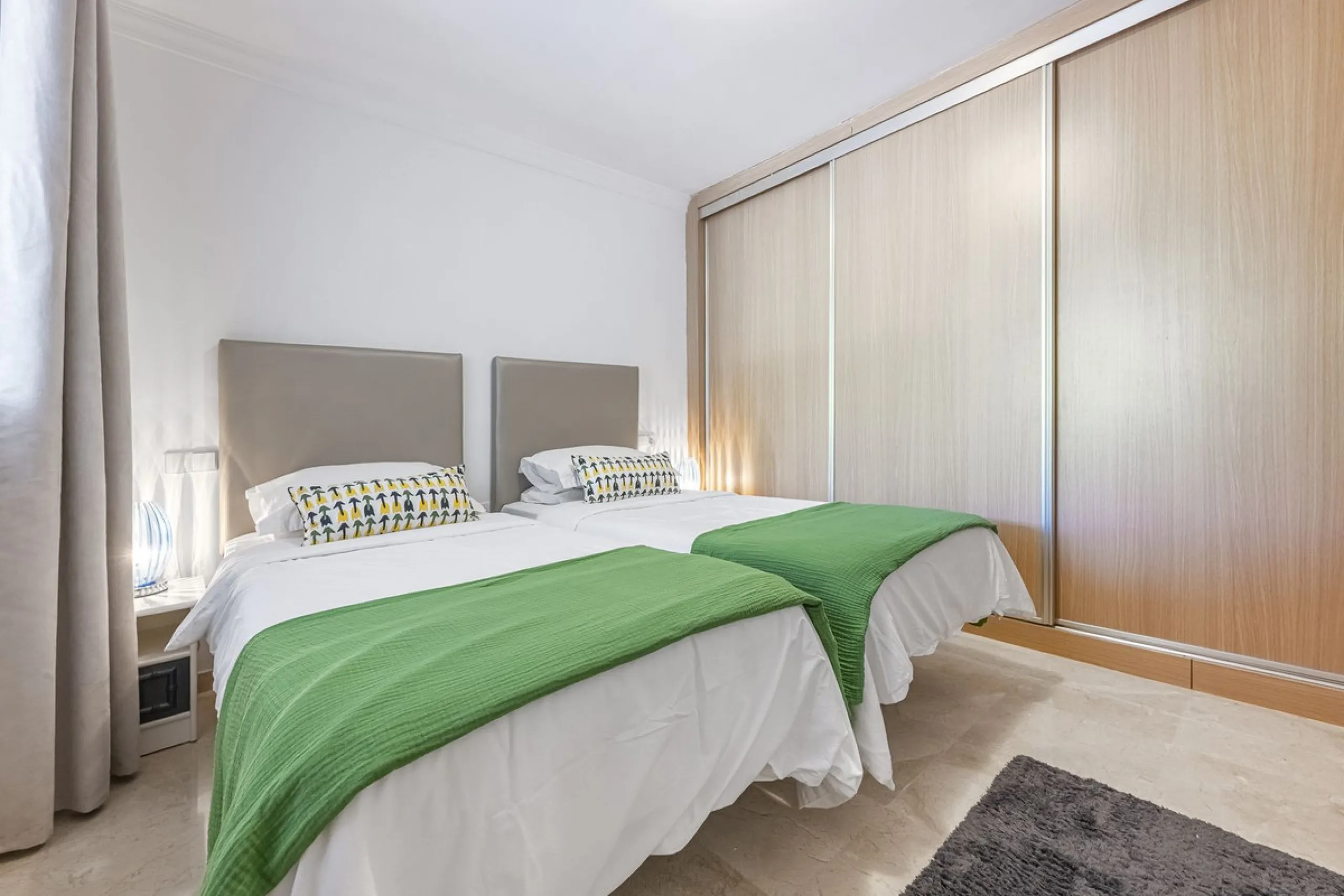 Sea views and 3 bedrooms is offering this exclusive apartment in Elviria Alta / La Mairena and enchants with breathtaking panoramic views over the sea and the mountains – a place where peace, nature, and the Mediterranean lifestyle blend in perfect harmon