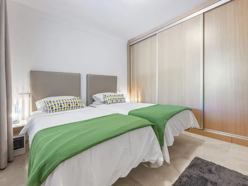 Sea views and 3 bedrooms is offering this exclusive apartment in Elviria Alta / La Mairena and enchants with breathtaking panoramic views over the sea and the mountains – a place where peace, nature, and the Mediterranean lifestyle blend in perfect harmon