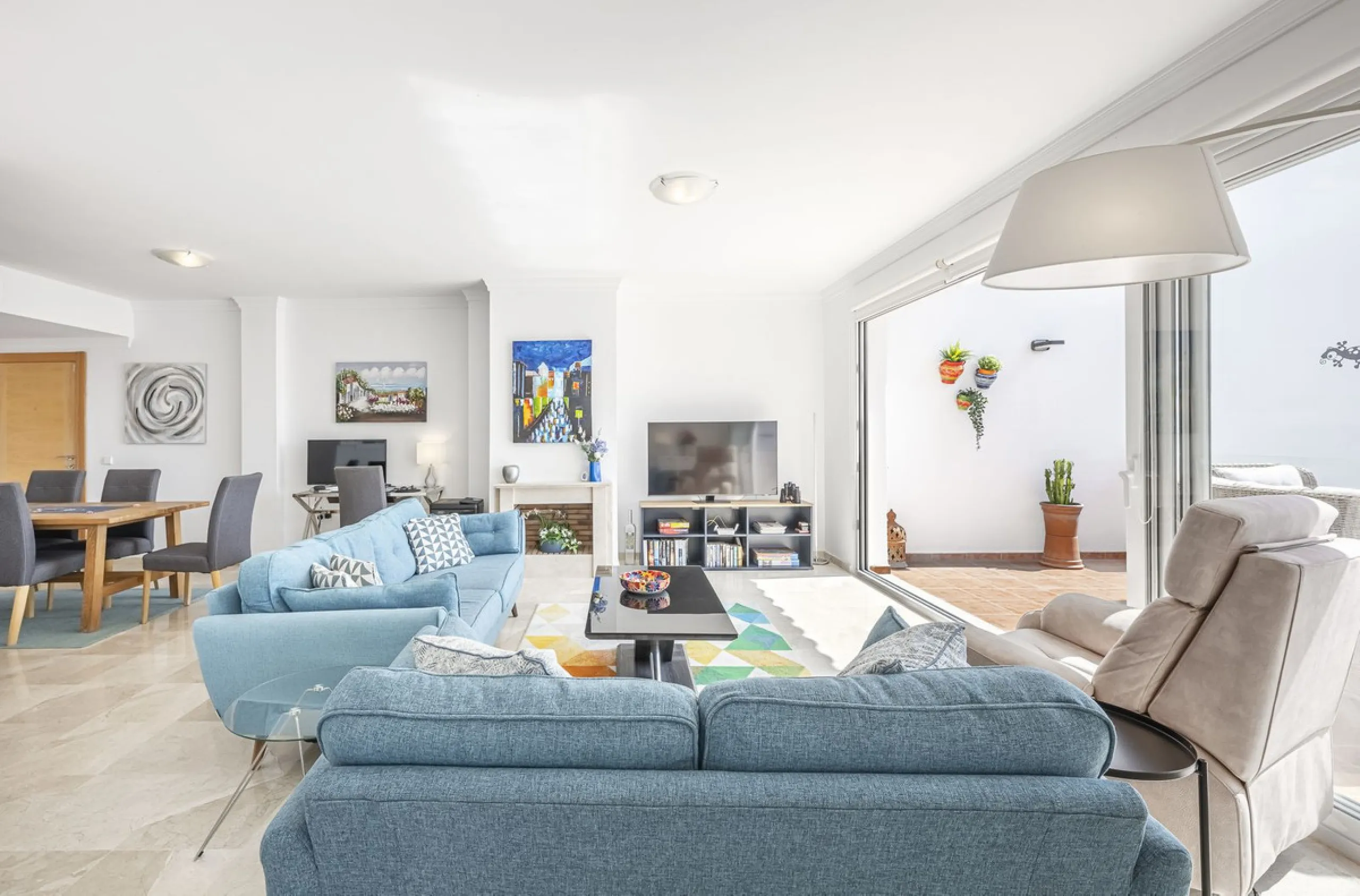 Sea views and 3 bedrooms is offering this exclusive apartment in Elviria Alta / La Mairena and enchants with breathtaking panoramic views over the sea and the mountains – a place where peace, nature, and the Mediterranean lifestyle blend in perfect harmon