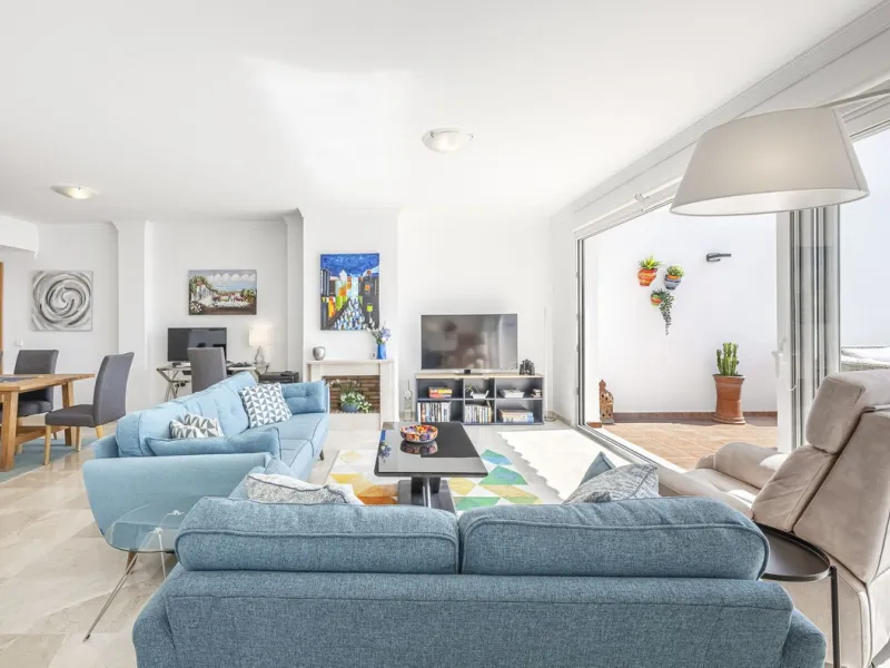 Sea views and 3 bedrooms is offering this exclusive apartment in Elviria Alta / La Mairena and enchants with breathtaking panoramic views over the sea and the mountains – a place where peace, nature, and the Mediterranean lifestyle blend in perfect harmon