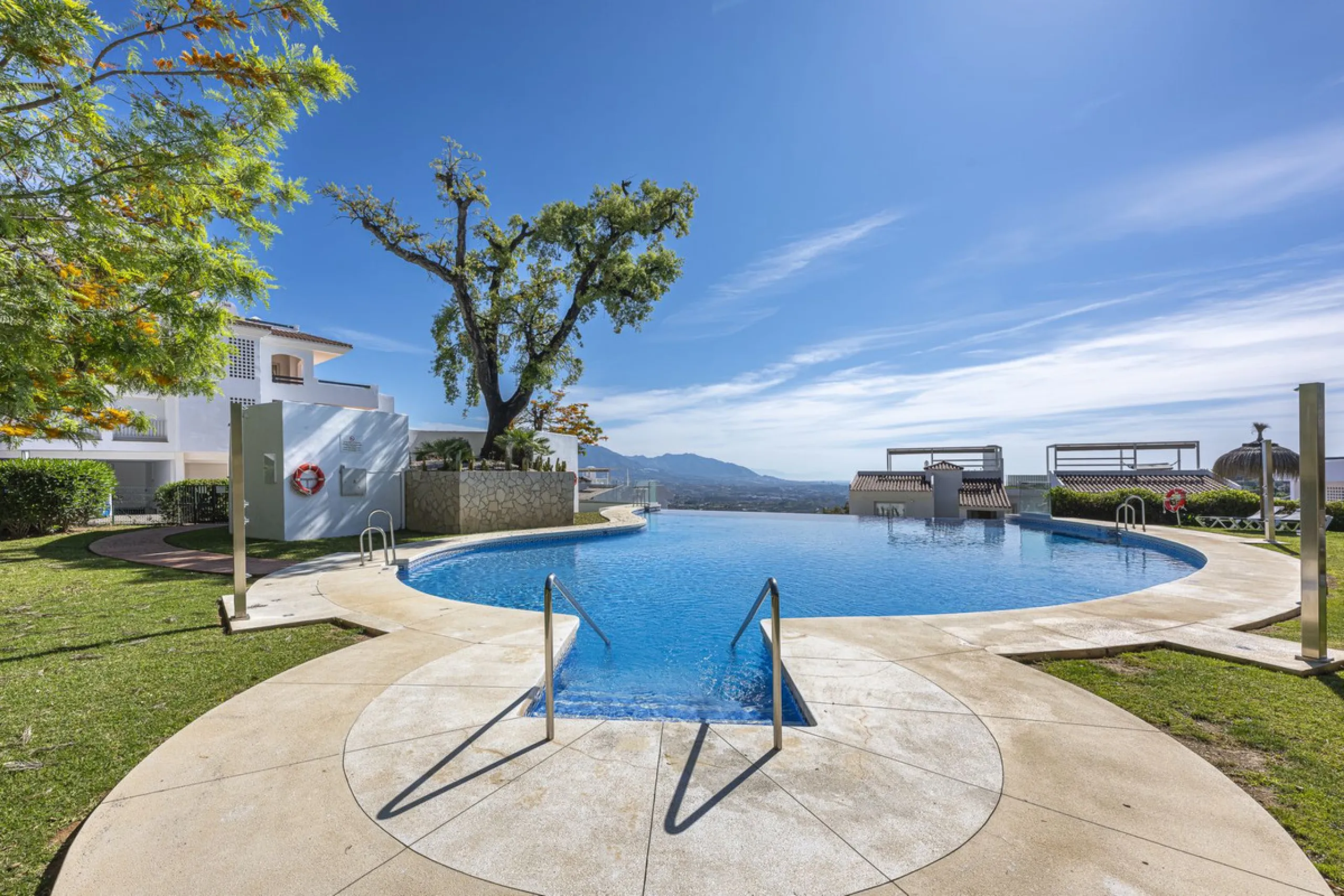 Sea views and 3 bedrooms is offering this exclusive apartment in Elviria Alta / La Mairena and enchants with breathtaking panoramic views over the sea and the mountains – a place where peace, nature, and the Mediterranean lifestyle blend in perfect harmon