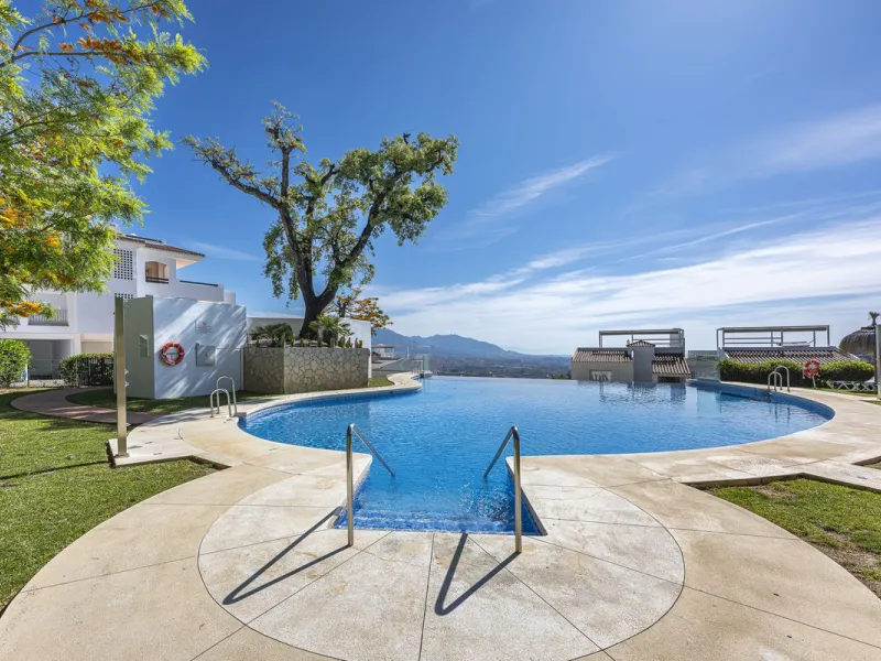 Sea views and 3 bedrooms is offering this exclusive apartment in Elviria Alta / La Mairena and enchants with breathtaking panoramic views over the sea and the mountains – a place where peace, nature, and the Mediterranean lifestyle blend in perfect harmon