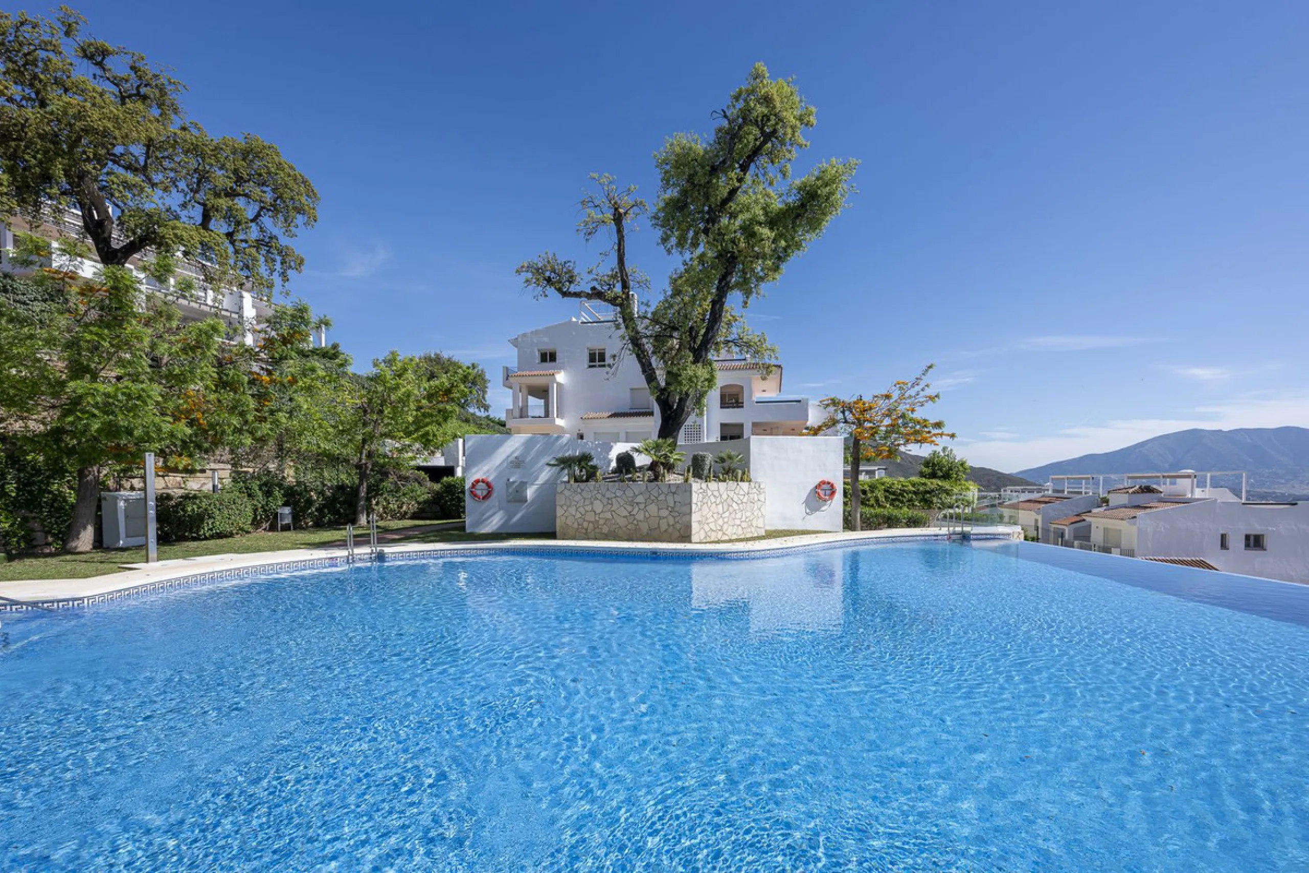 Sea views and 3 bedrooms is offering this exclusive apartment in Elviria Alta / La Mairena and enchants with breathtaking panoramic views over the sea and the mountains – a place where peace, nature, and the Mediterranean lifestyle blend in perfect harmon