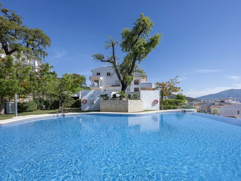Sea views and 3 bedrooms is offering this exclusive apartment in Elviria Alta / La Mairena and enchants with breathtaking panoramic views over the sea and the mountains – a place where peace, nature, and the Mediterranean lifestyle blend in perfect harmon