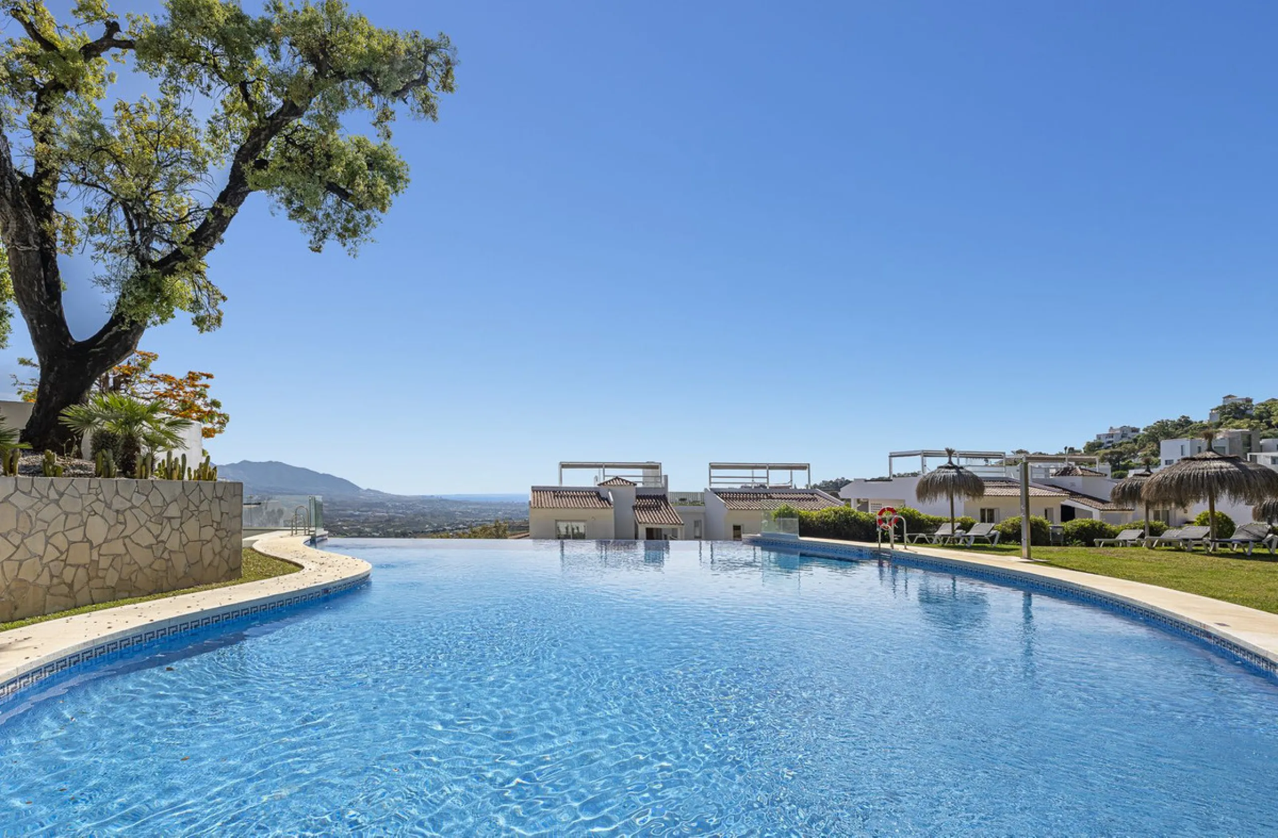Sea views and 3 bedrooms is offering this exclusive apartment in Elviria Alta / La Mairena and enchants with breathtaking panoramic views over the sea and the mountains – a place where peace, nature, and the Mediterranean lifestyle blend in perfect harmon