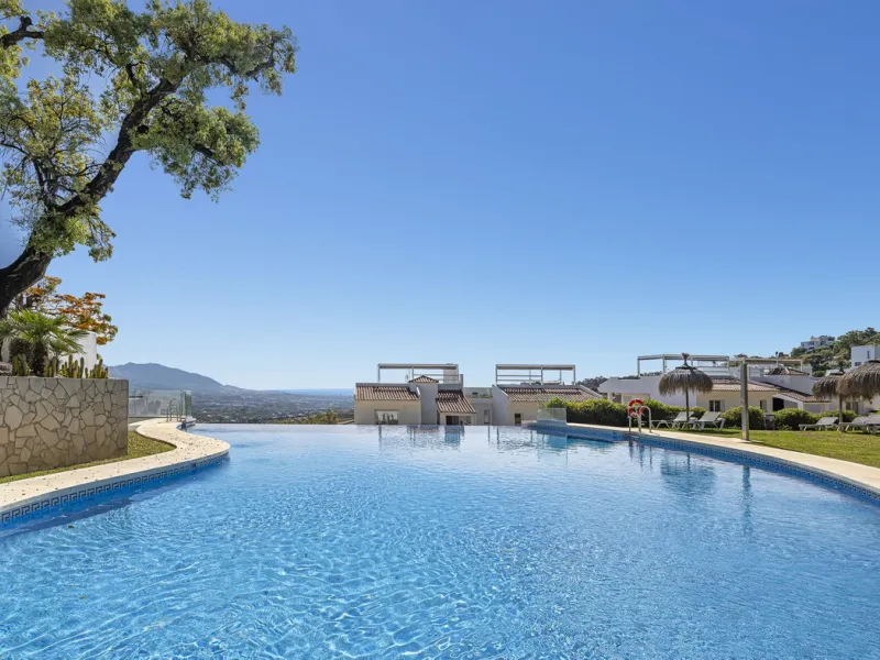 Sea views and 3 bedrooms is offering this exclusive apartment in Elviria Alta / La Mairena and enchants with breathtaking panoramic views over the sea and the mountains – a place where peace, nature, and the Mediterranean lifestyle blend in perfect harmon