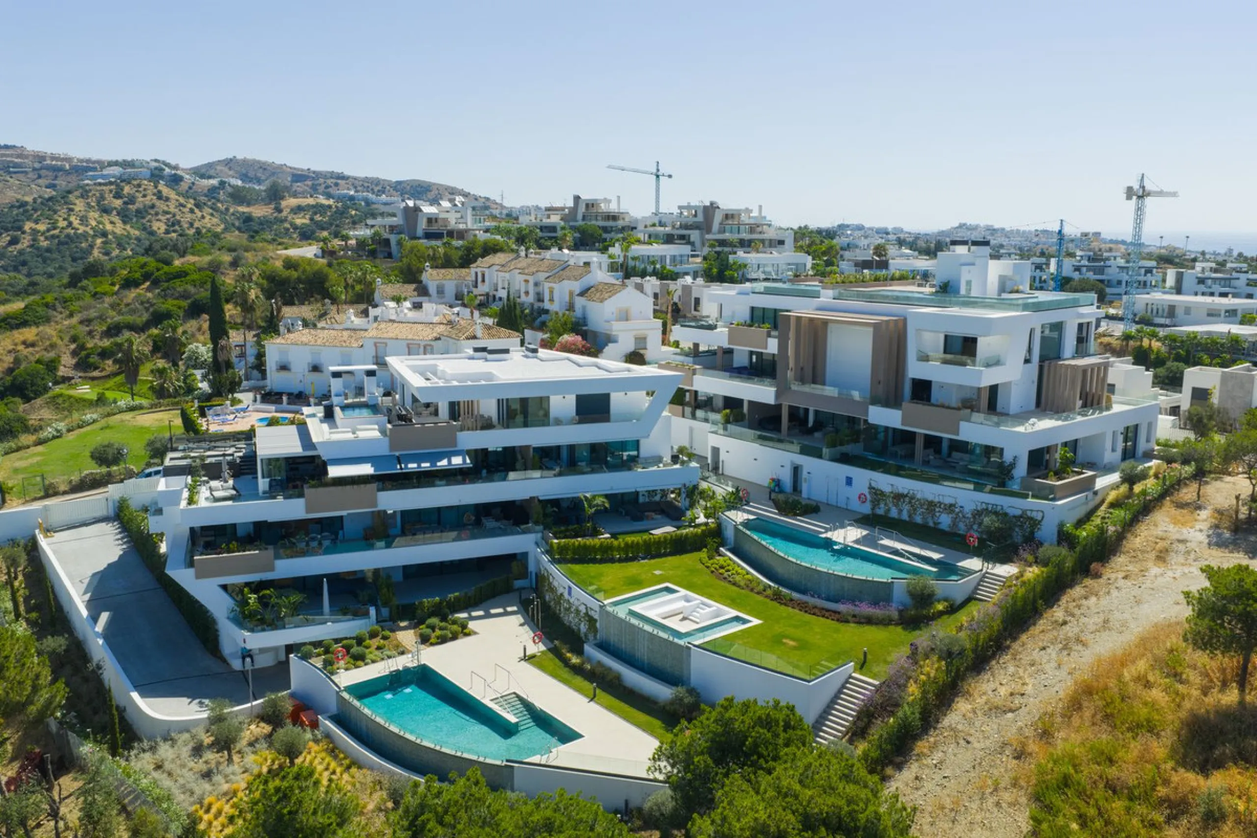 This apartment in Marbella combines a privileged location, careful design, and a protected natural environment.