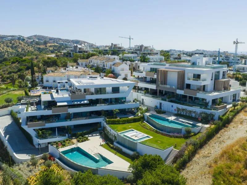 This apartment in Marbella combines a privileged location, careful design, and a protected natural environment.