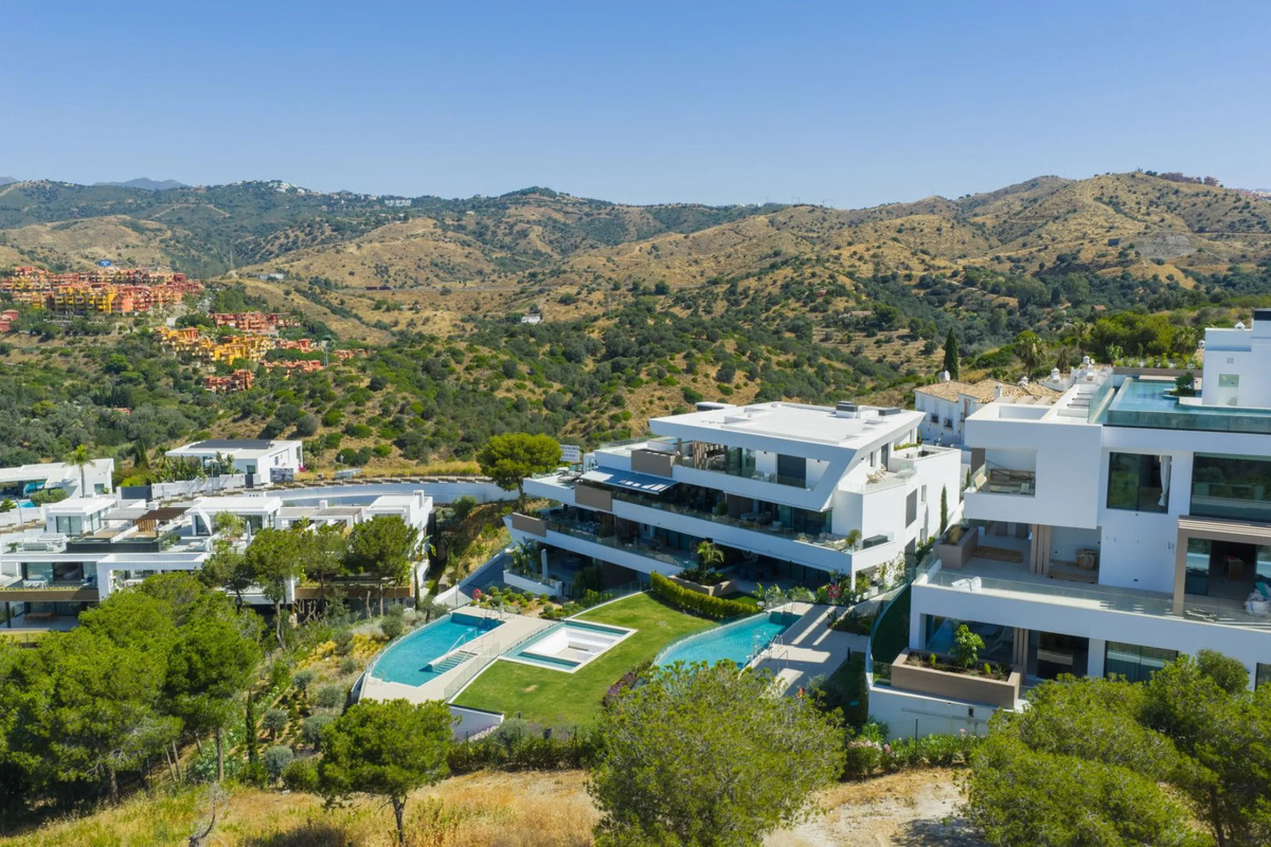 This apartment in Marbella combines a privileged location, careful design, and a protected natural environment.