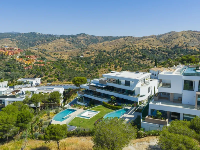 This apartment in Marbella combines a privileged location, careful design, and a protected natural environment.
