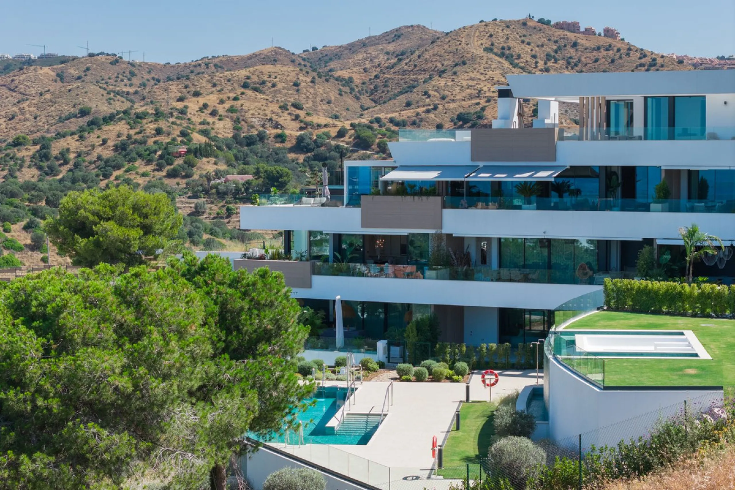 This apartment in Marbella combines a privileged location, careful design, and a protected natural environment.