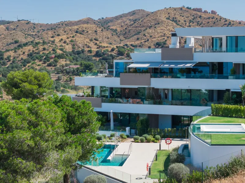 This apartment in Marbella combines a privileged location, careful design, and a protected natural environment.