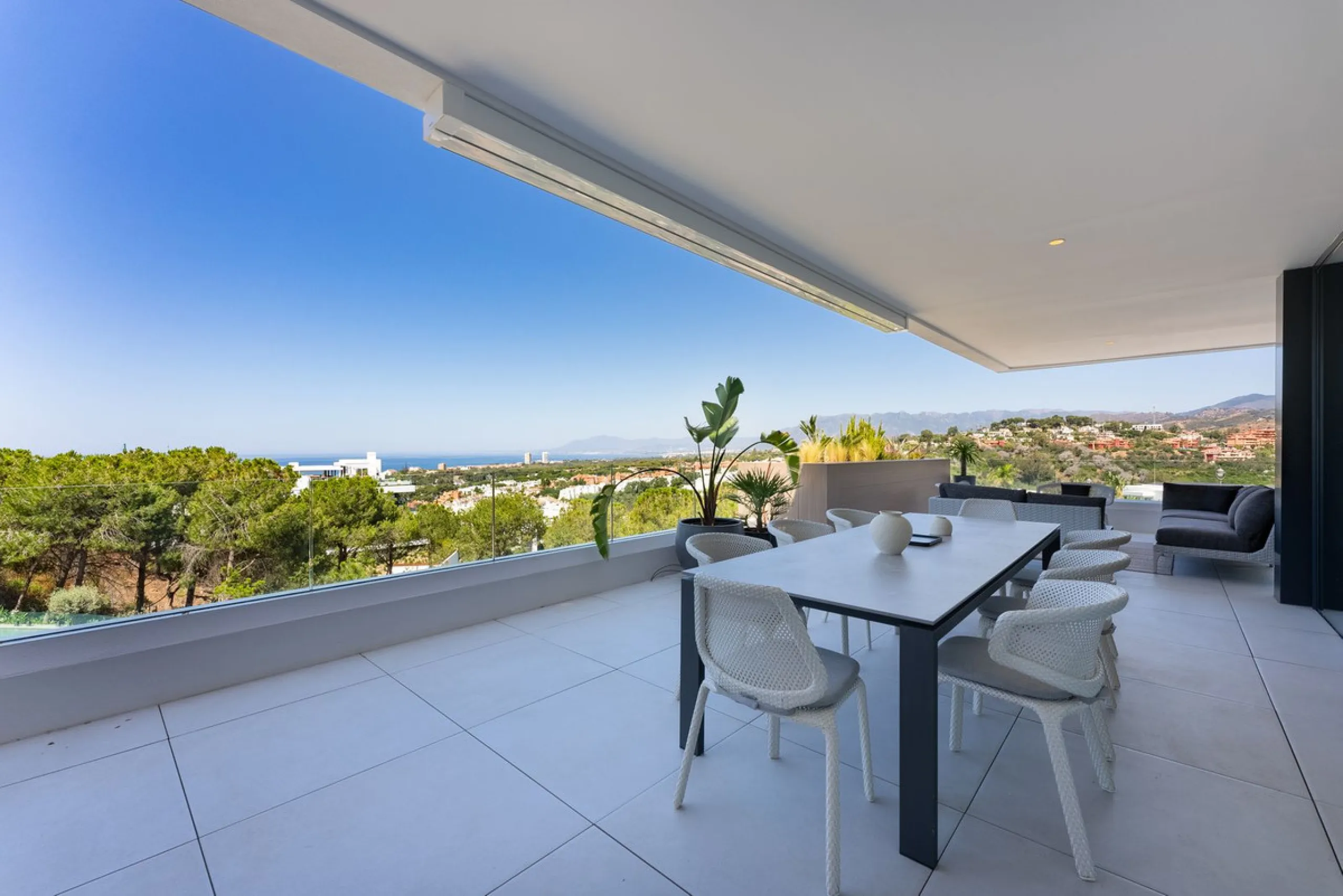 This apartment in Marbella combines a privileged location, careful design, and a protected natural environment.